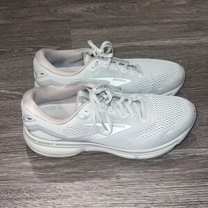light grey brooks ghost 15 running shoes - 10.5 wide
